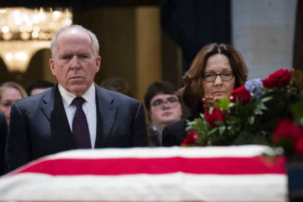 La directora de la CIA, Gina Haspel, y el exdirector de dicha agencia, John Brennan, también acudieron al Capitolio para rendir tributo a Bush.