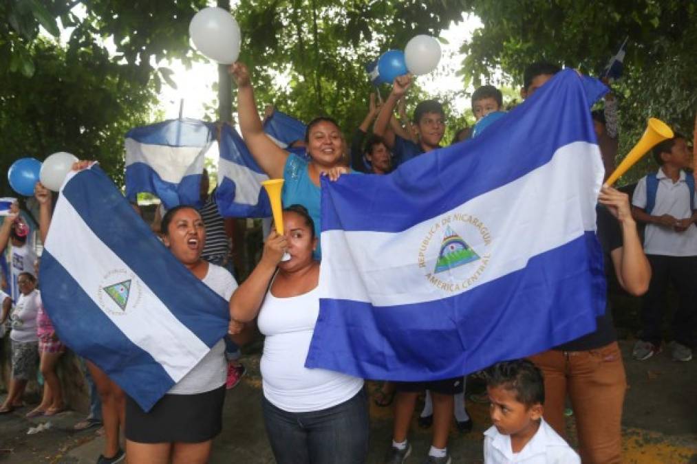 Cada uno de los opositores liberados fue recibido por sus familiares y vecinos en ambientes festivos, en algunos casos con música tradicional nicaragüense o símbolos religiosos, pero siempre con banderas de Nicaragua, globos blanquiazules y el himno nacional, unas manifestaciones que las autoridades consideran subversivas.