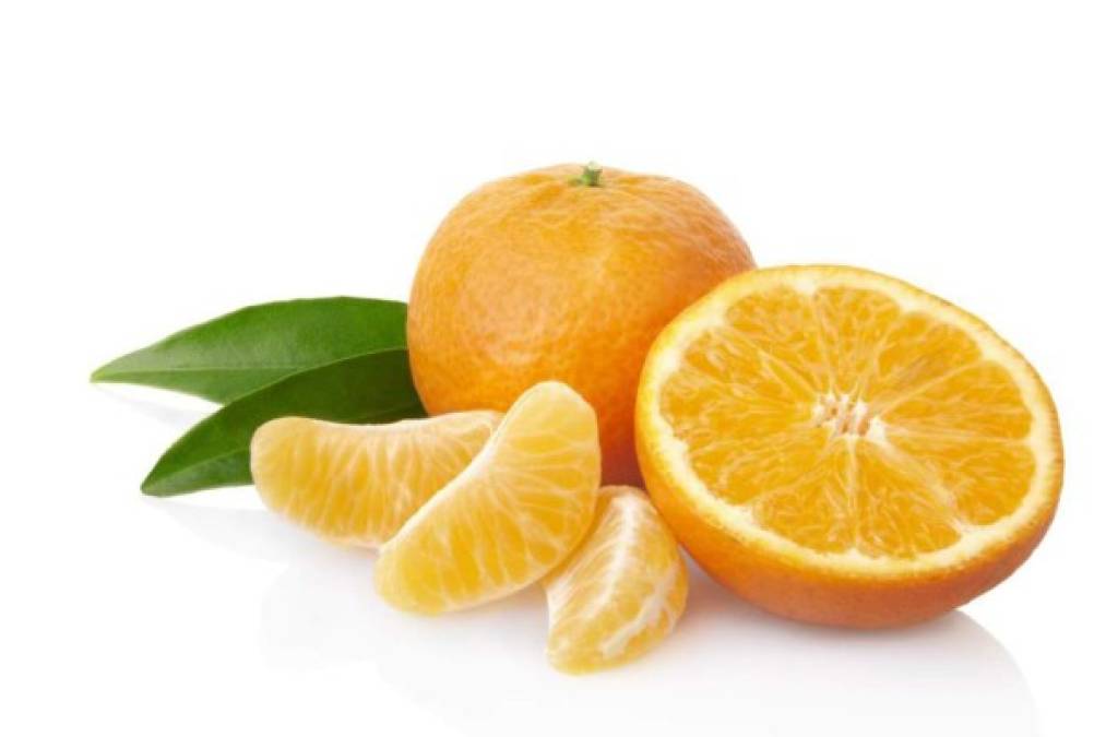 Naranjas y mandarinas: Son bien conocidos por su alta concentración de vitamina C, pero los cítricos también contienen muchas otras vitaminas y nutrientes, el consumo de estos alimentos protege la piel.
