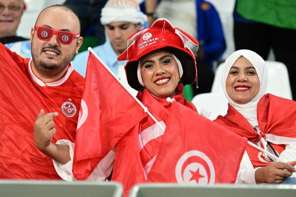 Esposas de futbolistas de Francia y chicas de Túnez cautivan