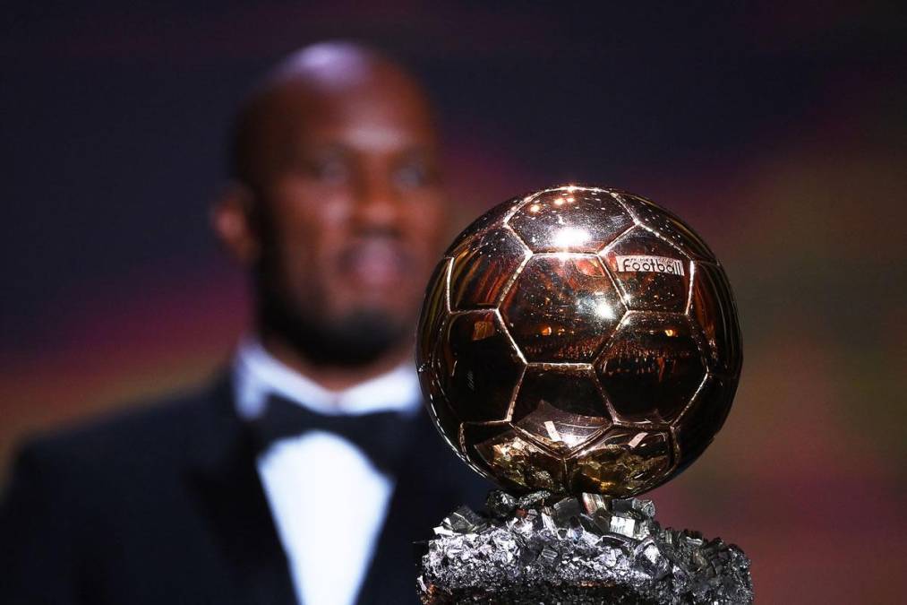 Así es el Balón de Oro 2021 que se llevó Lionel Messi.