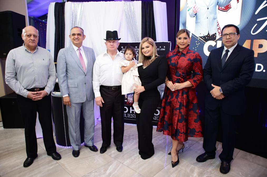 Salomón Galindo ,Javier Mejía, Roger D. Valladares, Emma Mejía junto a la pequeña Emma Valentina, Ruth Arita y José Mora