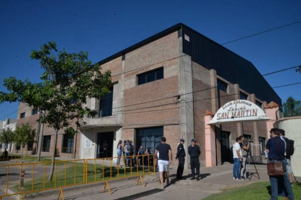 El pequeño pueblo de 3.000 habitantes de la provincia de Santa Fe (centro) en el que Sala vivió desde los cuatro años está 'parado desde hace 20 días' y este sábado se congregó en las instalaciones del club de fútbol San Martín, donde comenzó a jugar el delantero, para velar su cuerpo antes de que sea incinerado.