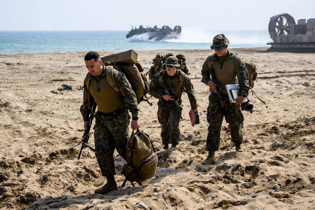 Se escuchó entonces el zumbido de los helicópteros Apache o las aeronaves de despegue vertical y aterrizaje Osprey, que partieron desde el USS Makin Island, navío de la Armada de los Estados Unidos de 40.000 toneladas apostado a escasos kilómetros de la costa, para dar apoyo aéreo a las operaciones de desembarco.