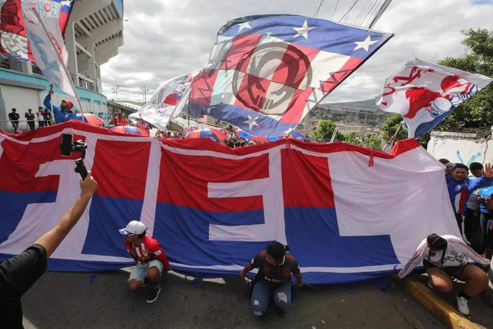 Con banderas y mantas del Olimpia armaron la fiesta los aficionados merengues en las afueras del estadio Nacional Chelato Uclés.