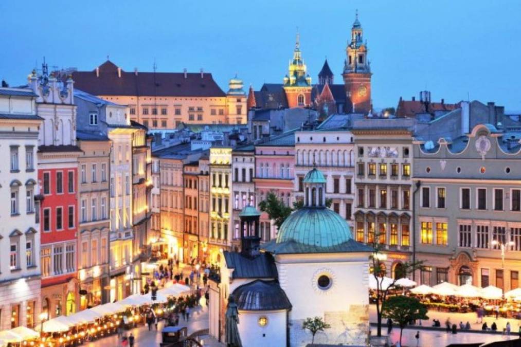 Cracovia, Polonia: Gracias a su peculiar arquitectura y su apasionante historia, aún presente en cada uno de los rincones de la ciudad, Cracovia es una de las ciudades más sorprendentes y hermosas de Europa. <br/><br/>Cracovia conserva aún sus construcciones y su patrimonio artístico y cultural constituye una de las ciudades más bellas de toda Europa.<br/><br/>Más de dos millones de personas hacen turismo en Cracovia cada año.
