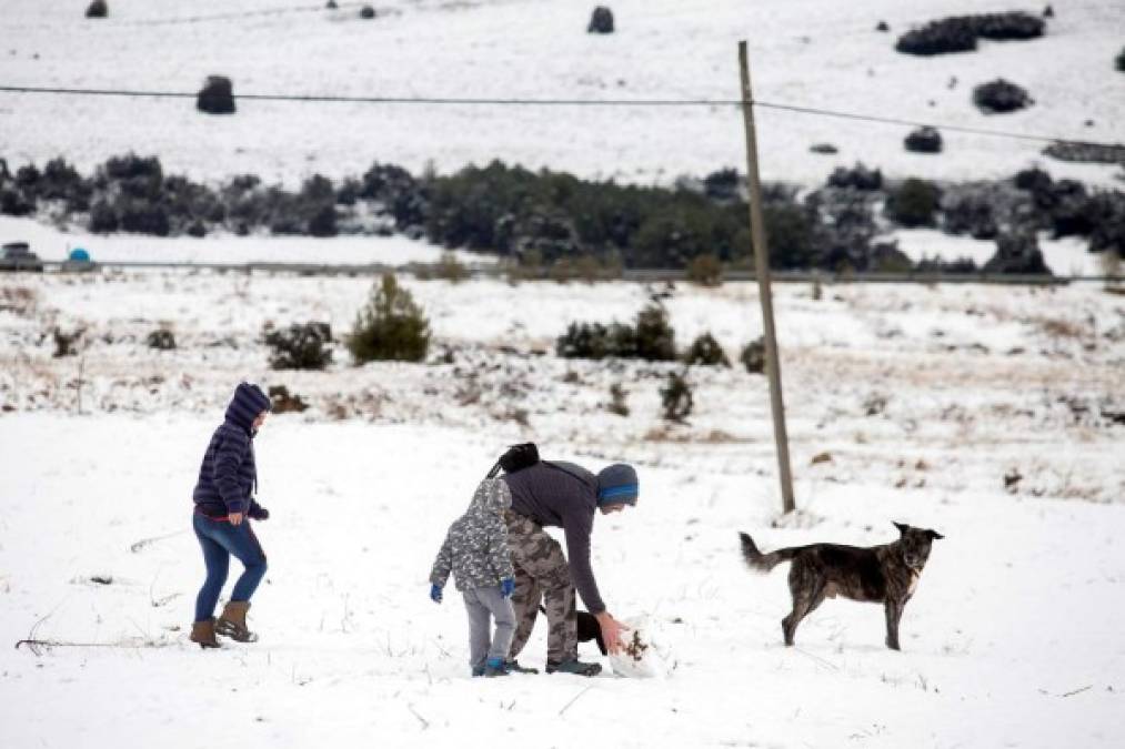 En todo el país se estima que más de 50.000 alumnos no pudieron asistir a las escuelas debido a la nieve.