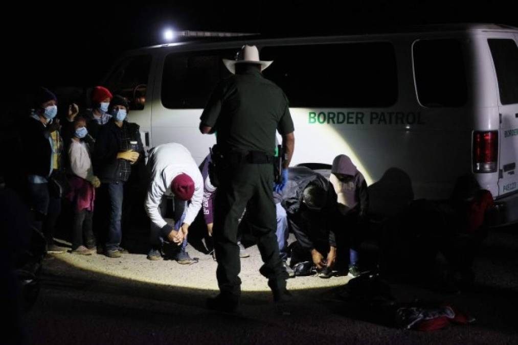 Los migrantes se entregan a la Patrulla Fronteriza que los traslada a un centro de detención para que sean procesados.