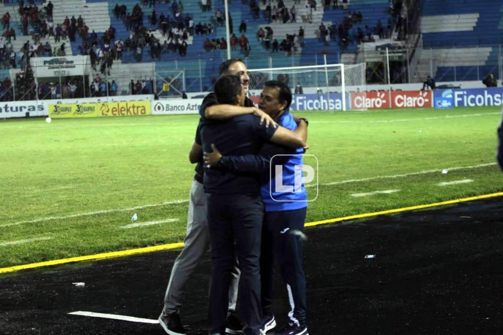 El festejo de Hernán ‘La Tota‘ Medina con su cuerpo técnico tras ganar el Clásico capitalino contra el Olimpia.