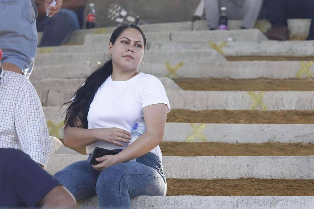 Lindas chicas pusieron el color en las gradas del estadio Francisco Martínez Durón de Tocoa.