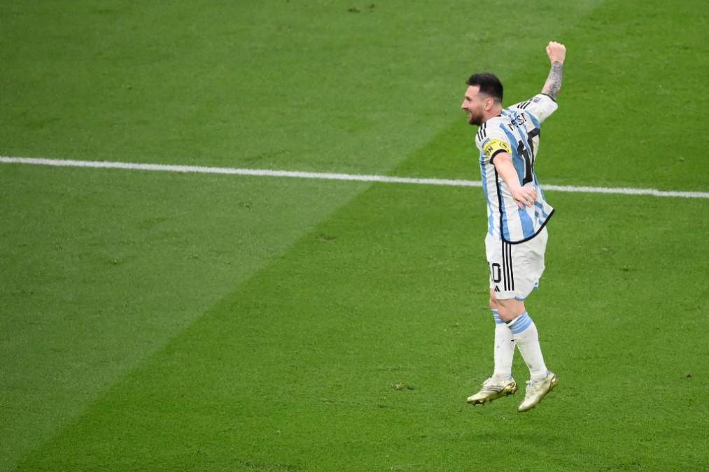Argentina dio un nuevo paso hacia su tercer título mundial al superar por penales (4-3 tras empate 2-2) el escollo de Países Bajos en cuartos de final .