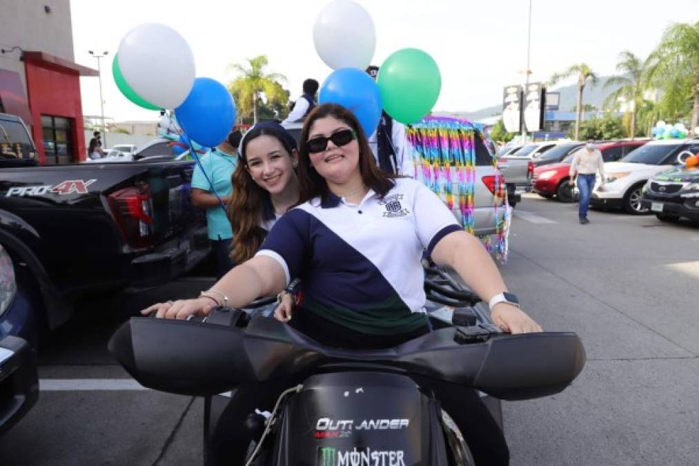 Ariana y Ana Mendoza, muy felices, participaron en la caravana.