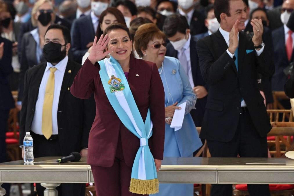 “Prometo ser fiel a la República, cumplir y hacer cumplir la Constitución y sus leyes”, expresó Castro con su mano izquierda puesta en la Constitución que sostenía una nieta suya, acompañada además de su esposo, el expresidente Manuel Zelaya, quien fue derrocado el 28 de junio de 2009.