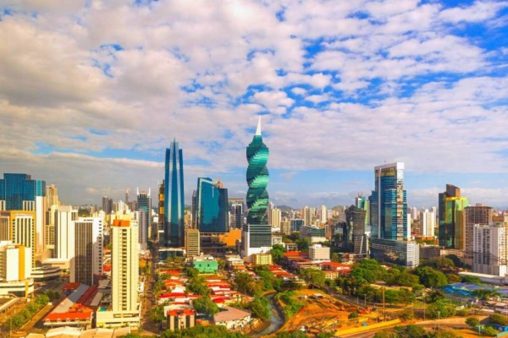 5. Panamá City - Panamá<br/><br/>Ciudad de Panamá es una capital moderna situada junto al océano Pacífico y al canal artificial del mismo nombre. <br/><br/>El Casco Viejo es el centro histórico, cuyas calles adoquinadas albergan monumentos de la era colonial, como el Palacio Presidencial, de estilo neoclásico, y plazas con cafeterías y bares repletas de buganvillas<br/>