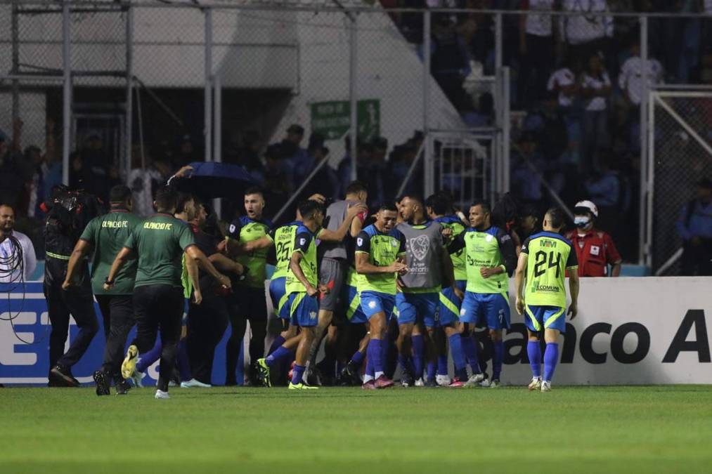 Los jugadores del Olancho FC celebrando el gol de Henry Gómez para el empate 2-2 contra el Olimpia.