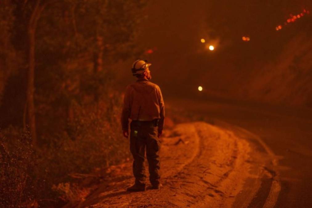 En California, las llamas se han cobrado 16 víctimas en la última semana, 14 de ellas en el condado de Butte, escenario en noviembre de 2018 de incendios que arrasaron la ciudad de Paradise.