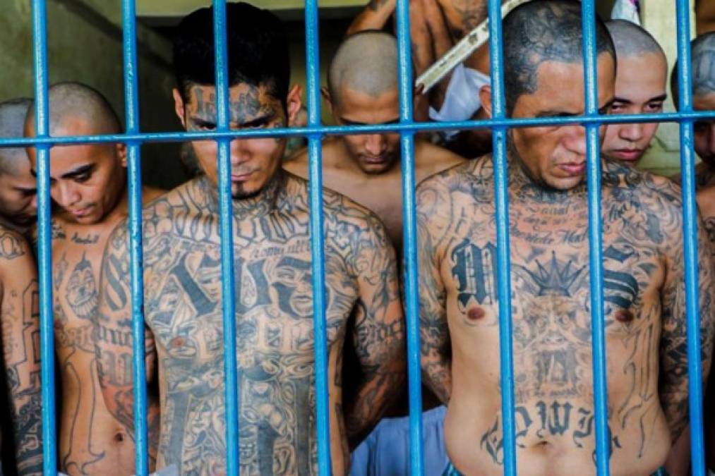 TOPSHOT - Handout picture released on April 26, 2020 by El Salvador's Presidency press office showing inmates at the Izalco prison, northwest of San Salvador, during a security operation within the COVID-19 coronavirus pandemic, after President Nayib Bukele decreed a maximum emergency in all penitentiary centers housing gang members. - Bukele ordered the director general of Penitentiary Centers, Osiris Luna Meza, to decree a maximum emergency, following intelligence reports detailing that the recent increase in homicides in the country was registered by orders issued from prisons. (Photo by - / EL SALVADOR'S PRESIDENCY PRESS OFFICE / AFP) / RESTRICTED TO EDITORIAL USE - MANDATORY CREDIT 'AFP PHOTO / EL SALVADOR'S PRESIDENCY PRESS OFFICE ' - NO MARKETING - NO ADVERTISING CAMPAIGNS - DISTRIBUTED AS A SERVICE TO CLIENTS