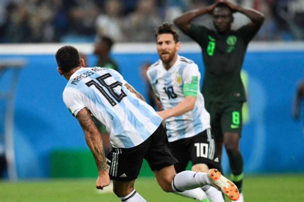 Marcos Rojo corre a celebrar su gol y Messi lo persigue para festejar. Foto AFP