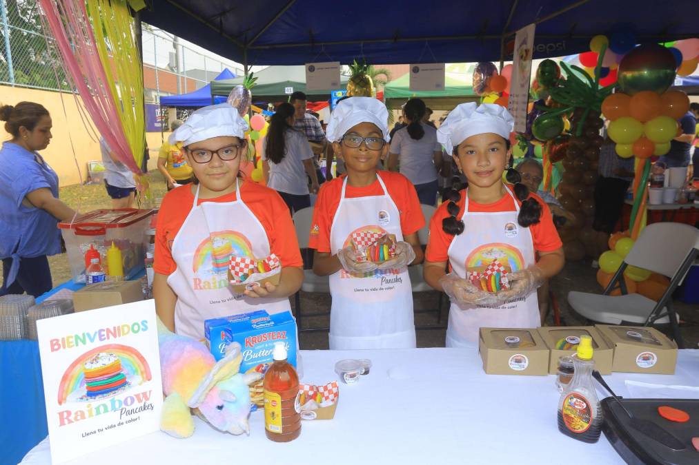 ”Rainbow pancakes” es una original idea de los estudiantes de sexto grado, se trata de mini panqueques de colores servidos como pinchos.
