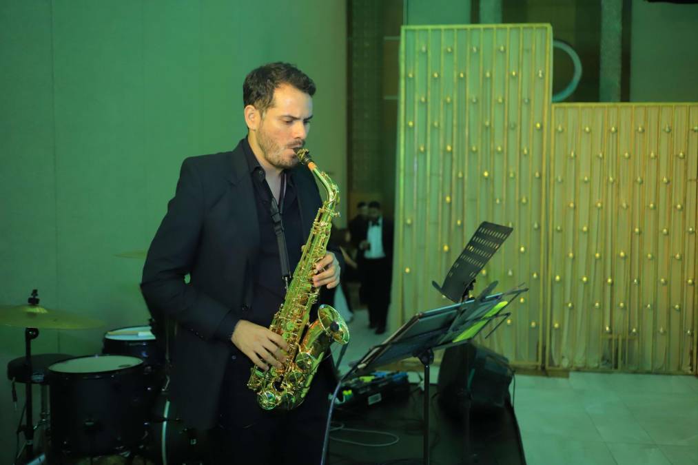 El saxofonista Emmanuel Mejía deleitó a los presentes con sus interpretaciones de grandes éxitos. 