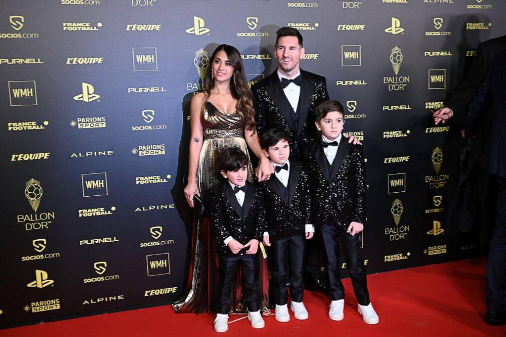 La familia de Messi en el momento que posaban para los medios que estaban presentes en la alfombra roja.