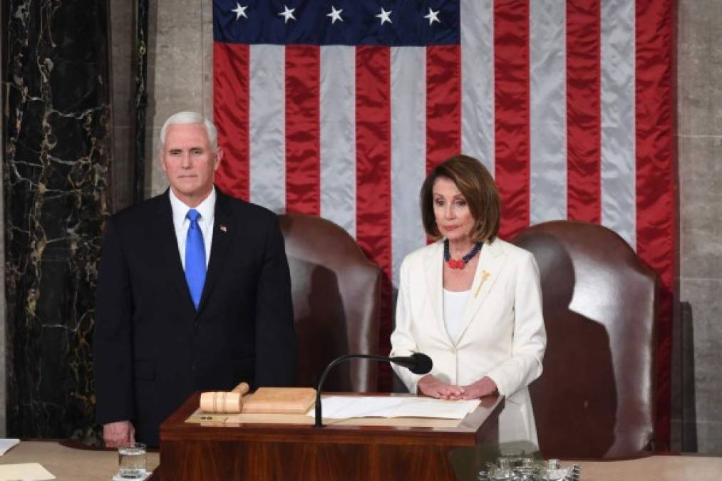 La congresista estadounidense Nancy Pelosi también llegó de blanco.