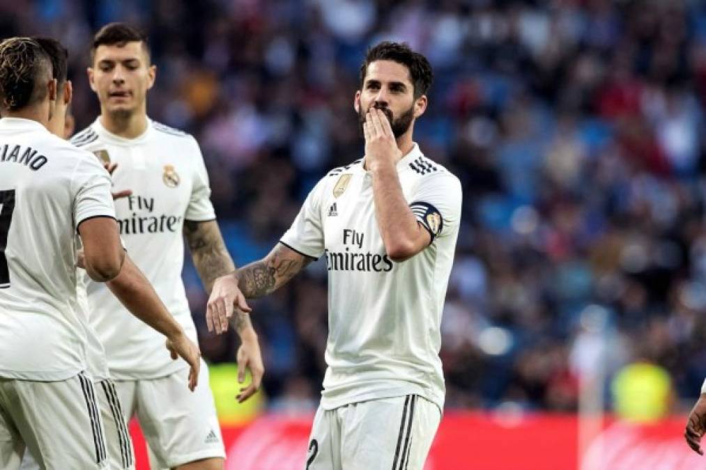 Isco mandó un beso a su familia en las gradas.