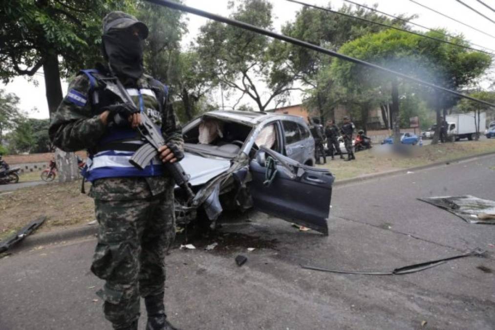 Ángel Eduardo Ramos Baires acaba de salir de una agencia bancaria cuando sujetos en un carro y motocicleta le dieron persecución, hasta acribillarlo en el bulevar Fuerzas Armadas de Tegucigalpa, cerca de la Universidad Pedagógica.