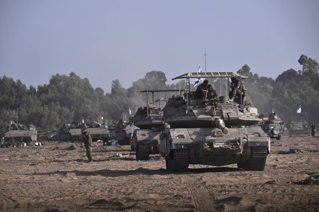 El Ejército de Israel envió ayer más tropas a Gaza para ampliar la actividad terrestre en el enclave, donde desde el pasado viernes ya se libran combates terrestres que al inicio no pasaban del nivel de escaramuza y poco a poco van tomando más dimensión.