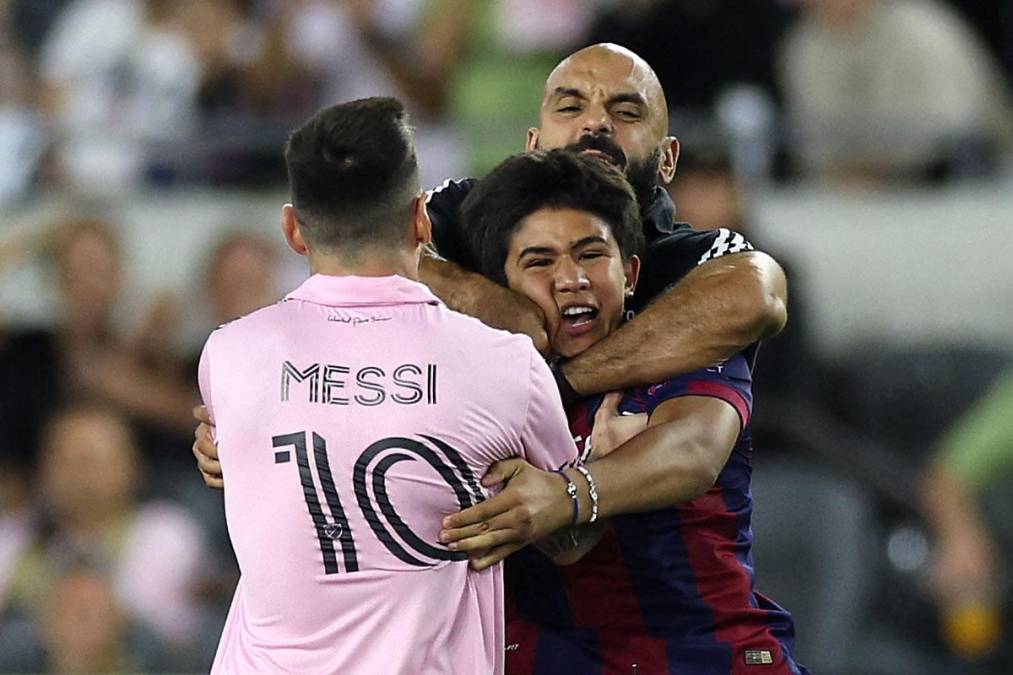 El guardaespaldas de Messi entró rápido en acción para detener al aficionado que buscaba abrazar al futbolista argentino.