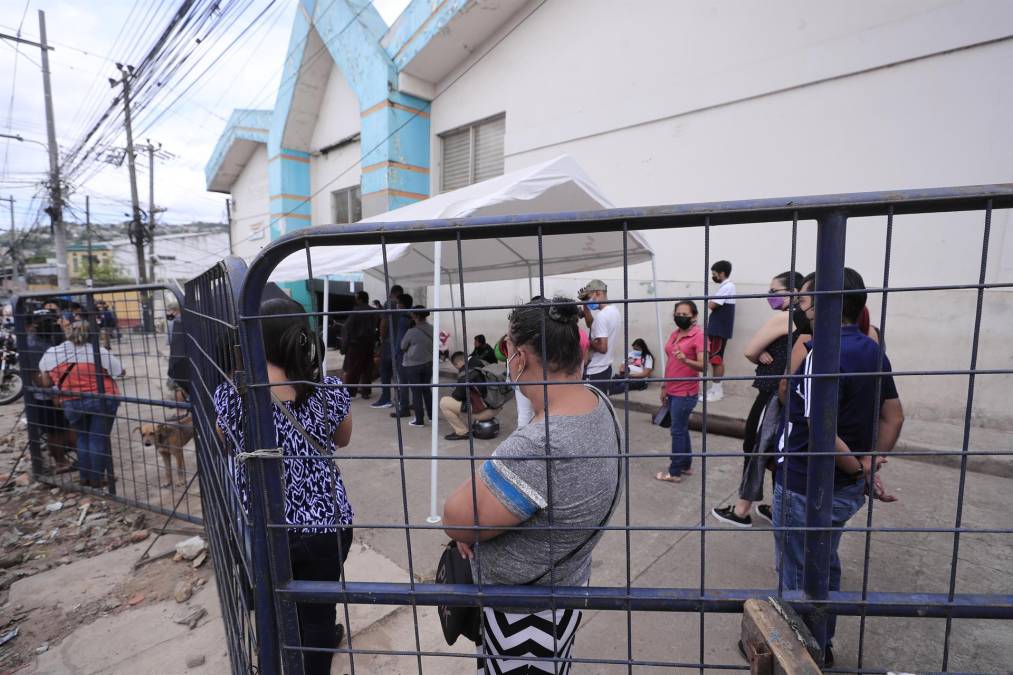 Los especialistas cuestionan que el relajamiento de los hondureños y la poca aplicación de medidas de bioseguridad, así como actividades masivas han repercutido en el alza de contagios por coronavirus en el país. 