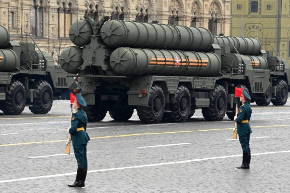 Rusia también presentó el sistema de misiles anti aéereo S-400.