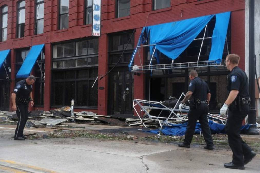 LAKE CHARLES, LOUISIANA - AUGUST 27: Lake Charles police officers help clear the roads in the downtown area after Hurricane Laura passed through on August 27, 2020 in Lake Charles, Louisiana . The hurricane hit with powerful winds causing extensive damage to the city. Joe Raedle/Getty Images/AFP<br/><br/>== FOR NEWSPAPERS, INTERNET, TELCOS & TELEVISION USE ONLY ==<br/><br/>