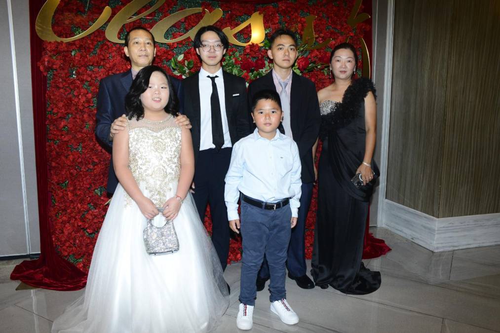 El graduando Fan Chen junto a su familia. 