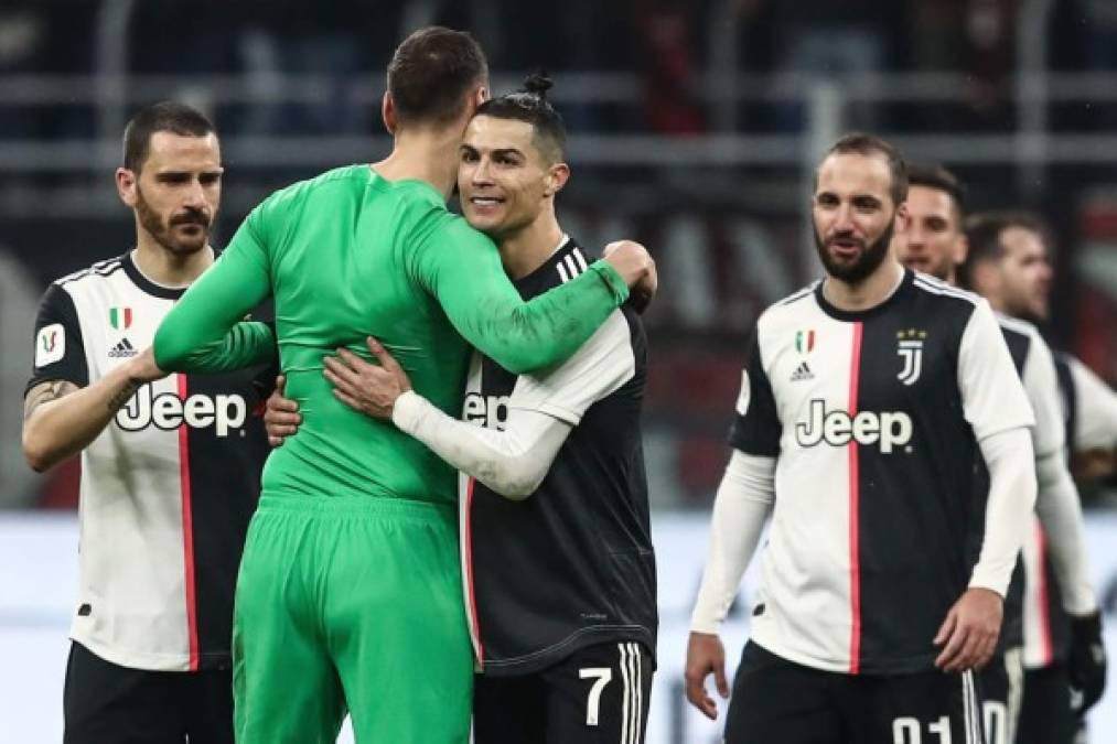 Cristiano Ronaldo se saludó al final con el portero del Milan, Gianluigi Donnarumma, a quien le marcó el gol para el empate de la Juventus. Foto AFP