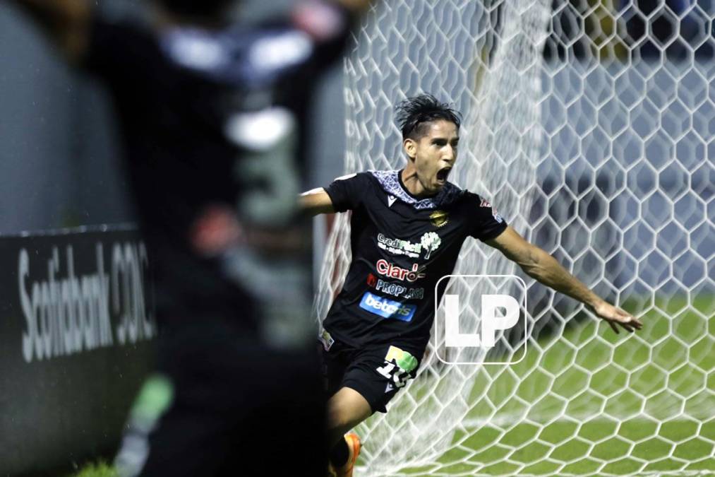 El mediocampista argentino Leonel Torres gritando su gol que ilusionaba al Diriangén.