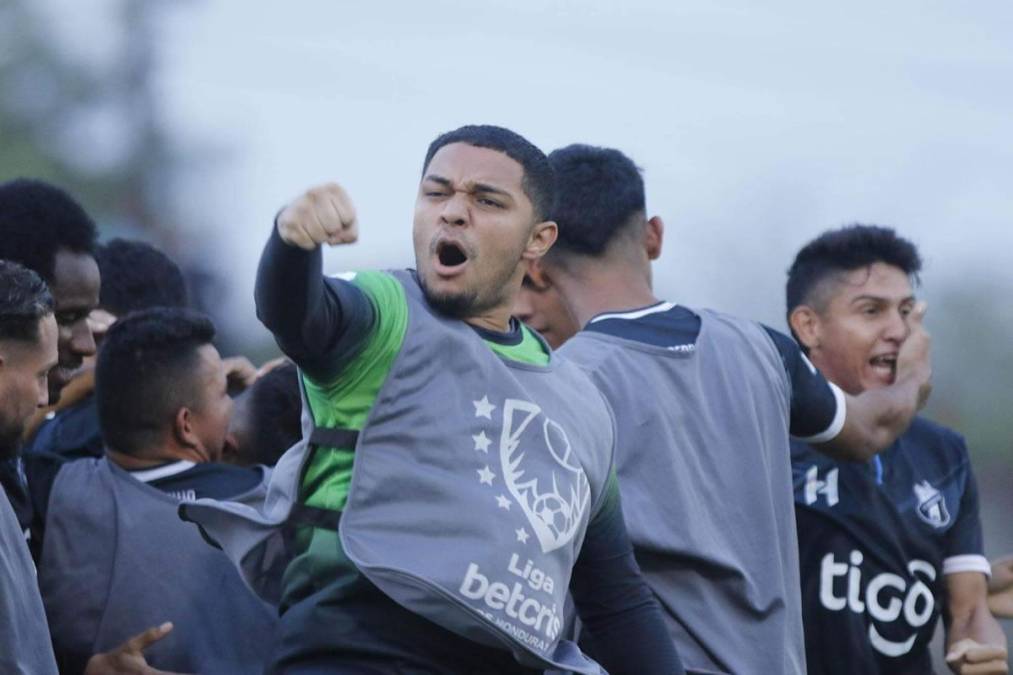 Los jugadores del Honduras Progreso celebrando la remontada contra la Real Sociedad.