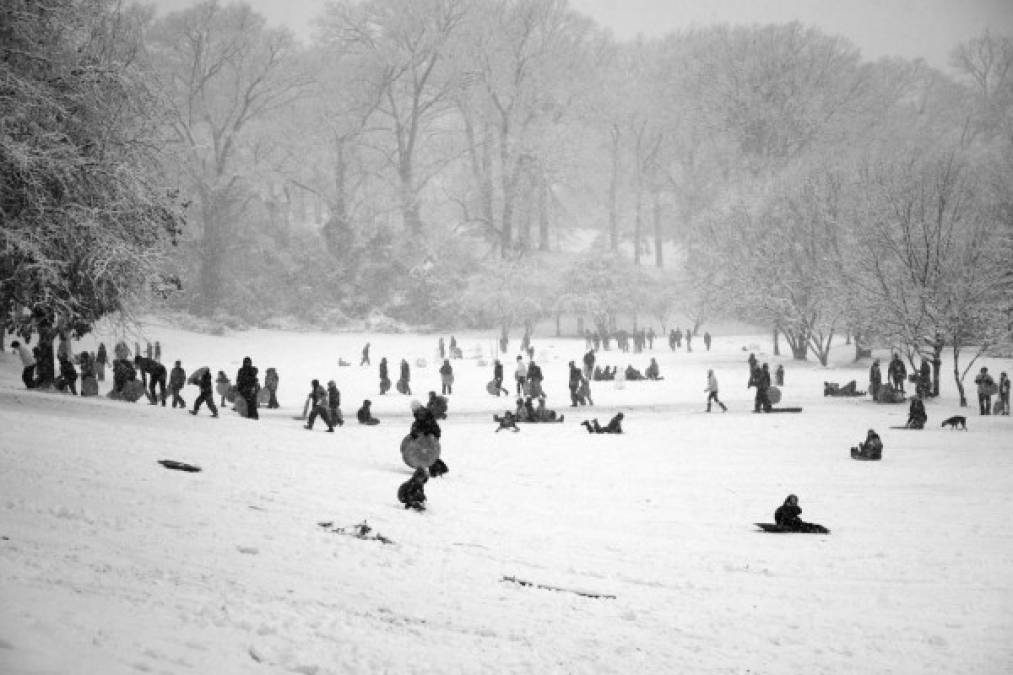 El frente frío que azota el sur de Estados Unidos deja ya al menos 10 personas muertas, y ha marcado récords en temperaturas informaron este jueves medios locales.