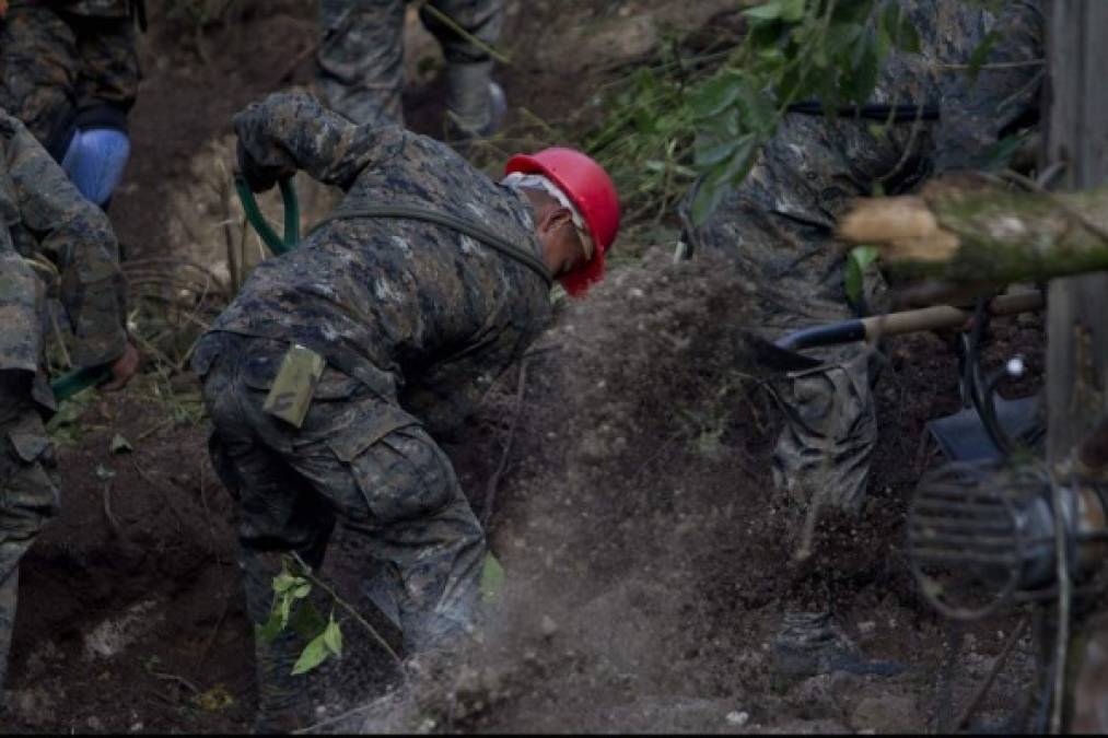 Bomberos, policías, miembros de la Conred y voluntarios buscan a las víctimas soterradas.<br/>