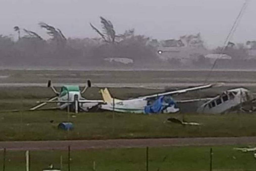 Los vientos de Lisa también lograron virar varias avionetas en el Aeropuerto Internacional Philip Goldson, según fotos publicadas en las redes sociales.