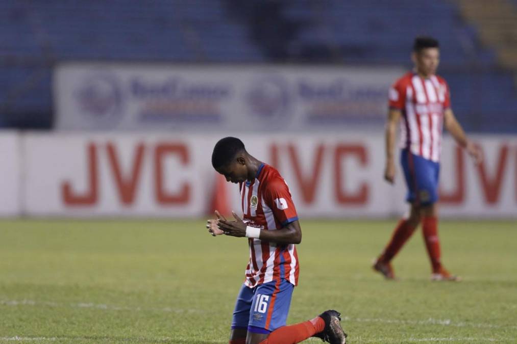 El joven defensa del Olimpia, Julián Martínez, se pudo de rodillas y agradeció a Dios al final del partido.