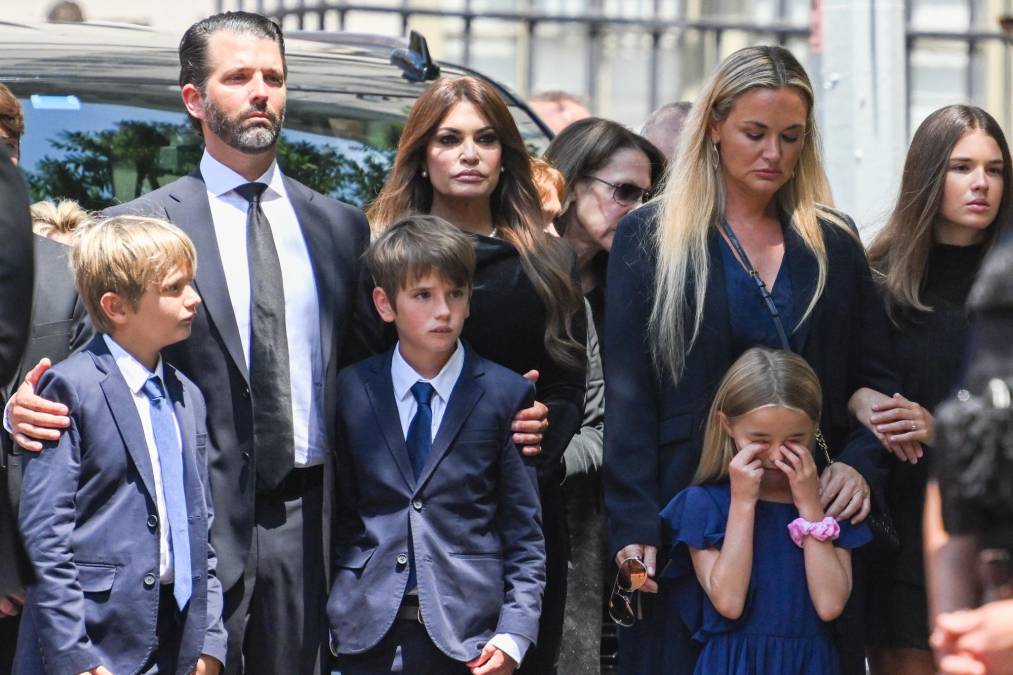 El hijo mayor de Trump, Don Jr. acudió acompañado de su ex esposa, Vanessa Trump, sus cinco hijos y su novia, Kimberly Guilfoyle.