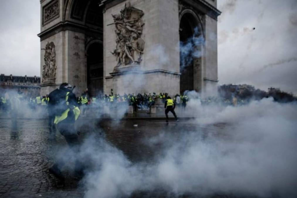 En varias ciudades del país hubo bloqueos de autopistas y otras vías de transporte así como enfrentamientos. Solo en París hubo 287 detenidos y 110 heridos, entre ellos 17 policías. Los bomberos atendieron 190 focos de incendios durante la jornada y se quemaron seis edificios, según el ministerio del Interior.