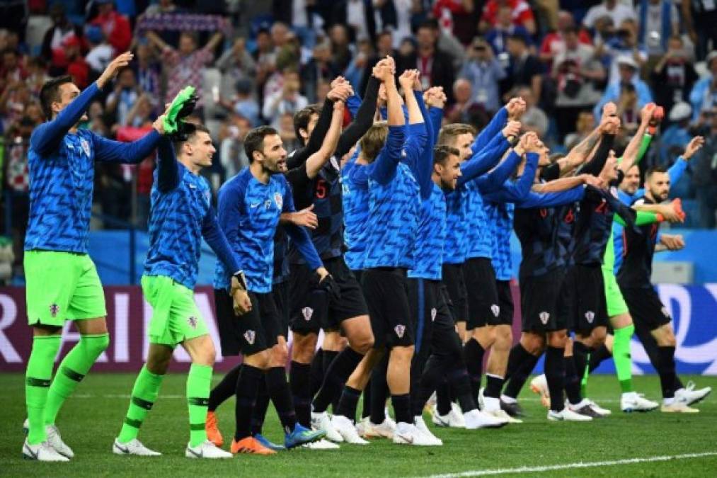 Croatia's players celebrate their victory at the end of the Russia 2018 World Cup Group D football match between Argentina and Croatia at the Nizhny Novgorod Stadium in Nizhny Novgorod on June 21, 2018. / AFP PHOTO / Johannes EISELE / RESTRICTED TO EDITORIAL USE - NO MOBILE PUSH ALERTS/DOWNLOADS