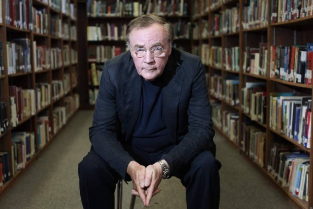 10. James Patterson<br/><br/>El escritor de novelas de suspenso empata con Tiger Woods y cierra el listado con unos 800 millones de dólares.<br/>