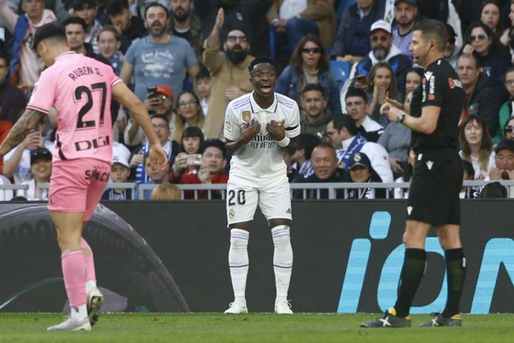 Luchó Vini para robar un balón al rival y cortar un contragolpe peligroso en campo del Espanyol. Corrió, cuerpeó y acabó derribando a Rubén Sánchez.