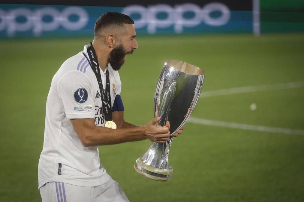 La euforia de Karim Benzema con el trofeo de supercampeón de Europa.