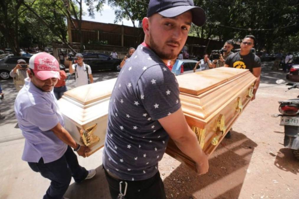 Los otros dos jóvenes que resultaron heridos fueron trasladados por paramédicos a la emergencia de un centro asistencial de la capital donde permanecen fuertemente resguardados por agentes policiales.