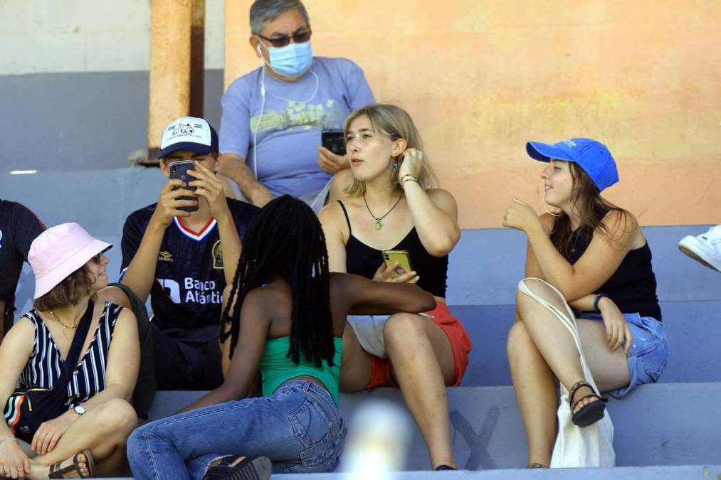 Algunas chicas turistas aprovecharon su estadía en La Ceiba para asistir al partido entre Victoria y Olimpia.