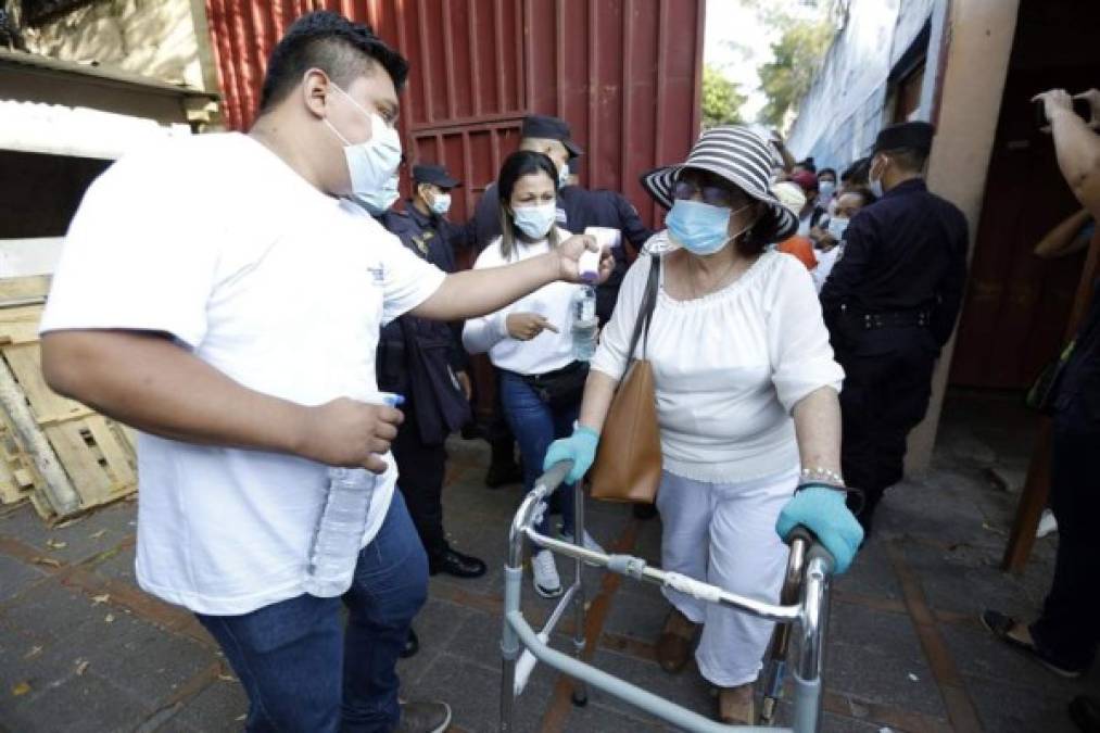 Las encuestas presagian el fin del control que desde 2018 mantienen en el Congreso la derechista Alianza Republicana Nacionalista (Arena) y el exguerrillero Frente Farabundo Martí para la Liberación Nacional (FMLN, izquierda). Foto EFE